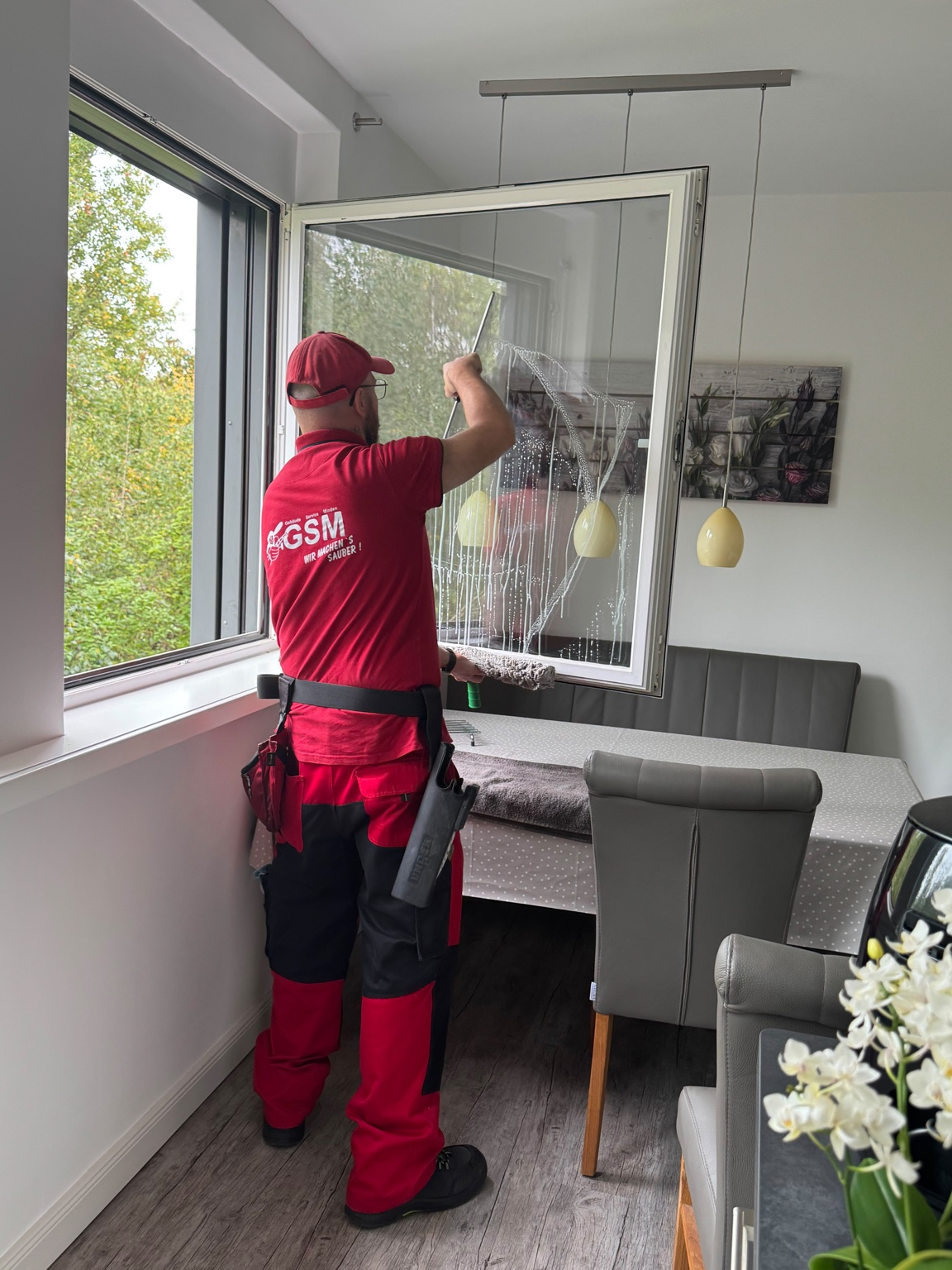 GSM-Mitarbeiter zieht eine eingewaschene Fensterscheibe mit dem Abzieher ab