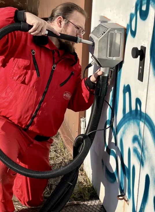 Graffiti-Entfernung an Gebäudefassade in Minden